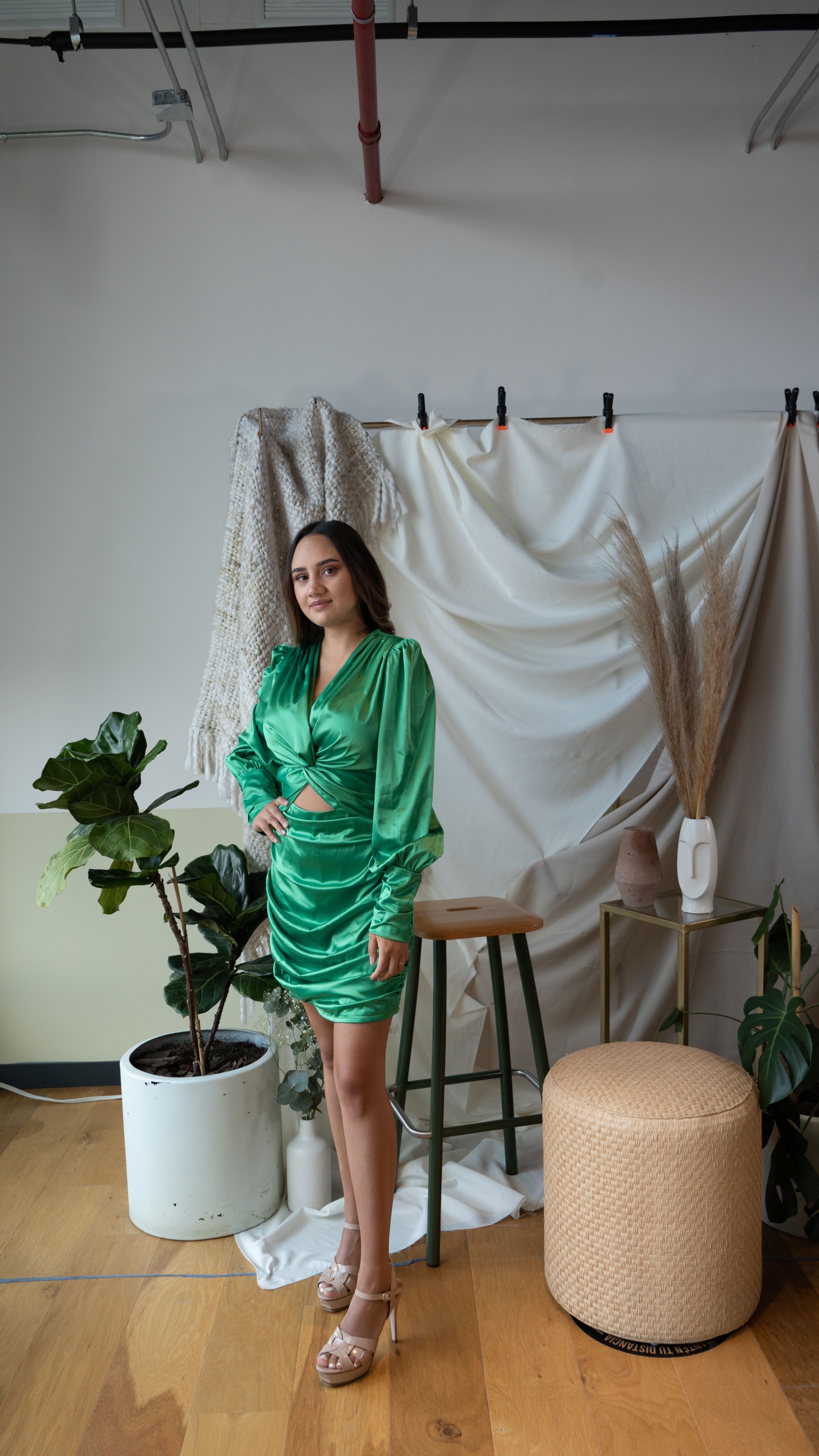 SEMINUEVO Vestido Corto Manga Larga